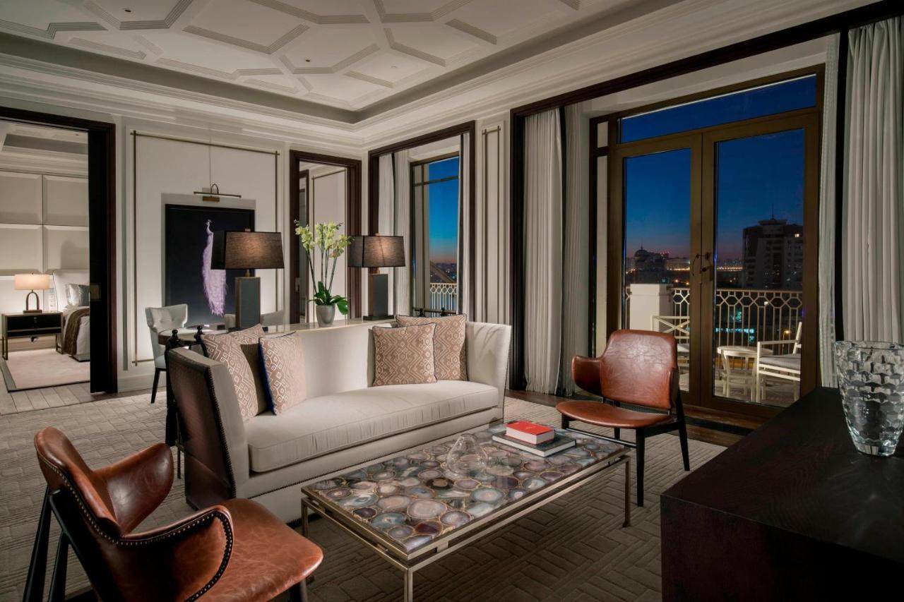 The St. Regis Astana Hotel Luaran gambar The living room of a suite at The St. Regis Las Vegas
