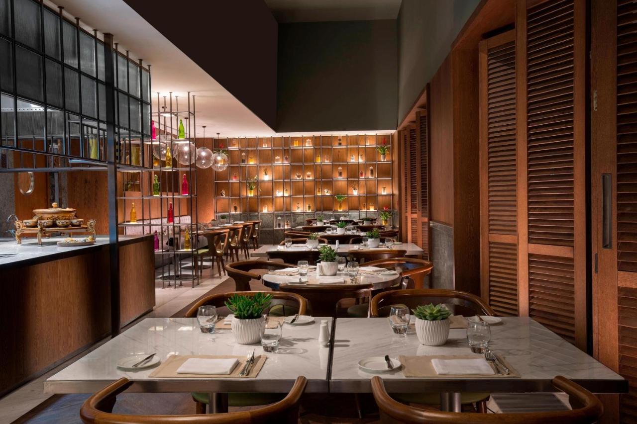 The St. Regis Astana Hotel Luaran gambar The interior of the restaurant