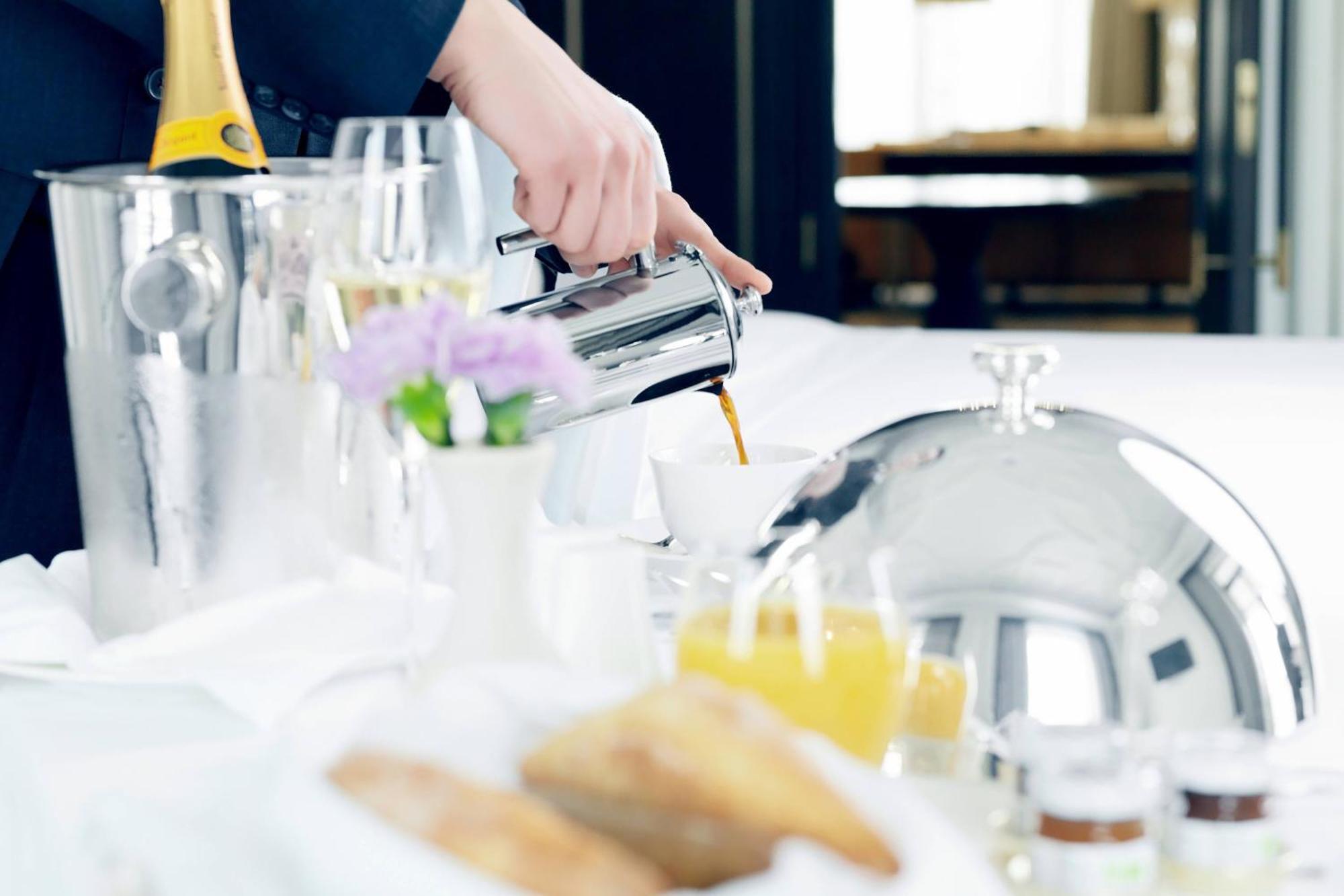 The St. Regis Astana Hotel Luaran gambar A server pouring orange juice