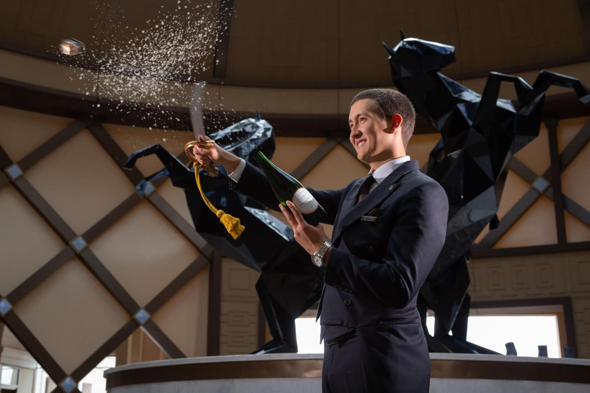 The St. Regis Astana Hotel Luaran gambar A butler at the Atlantis Resort, Bahamas
