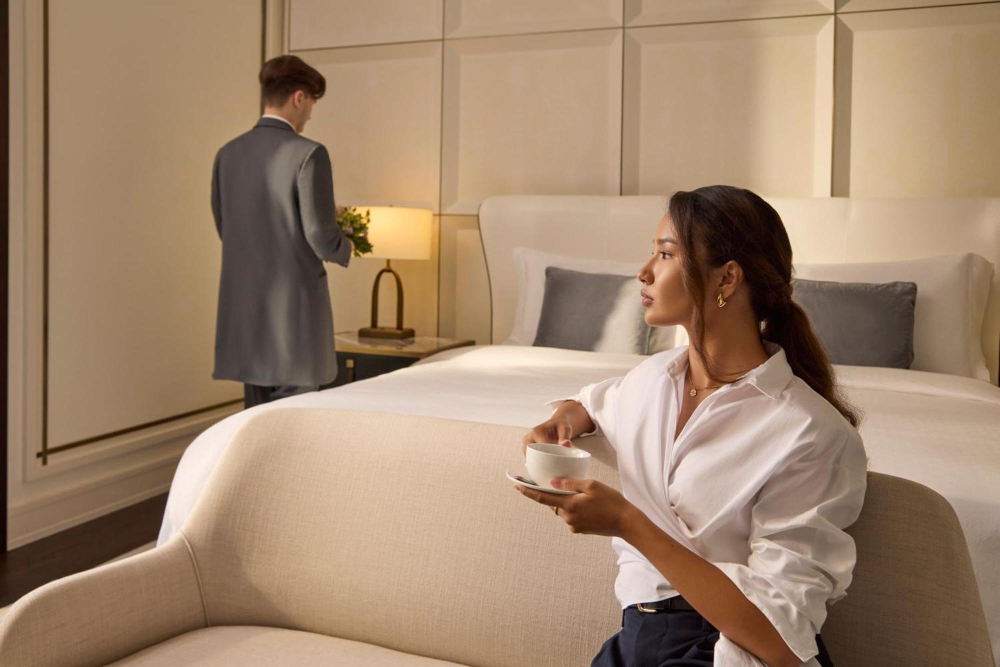 The St. Regis Astana Hotel Luaran gambar A guest being served by a butler