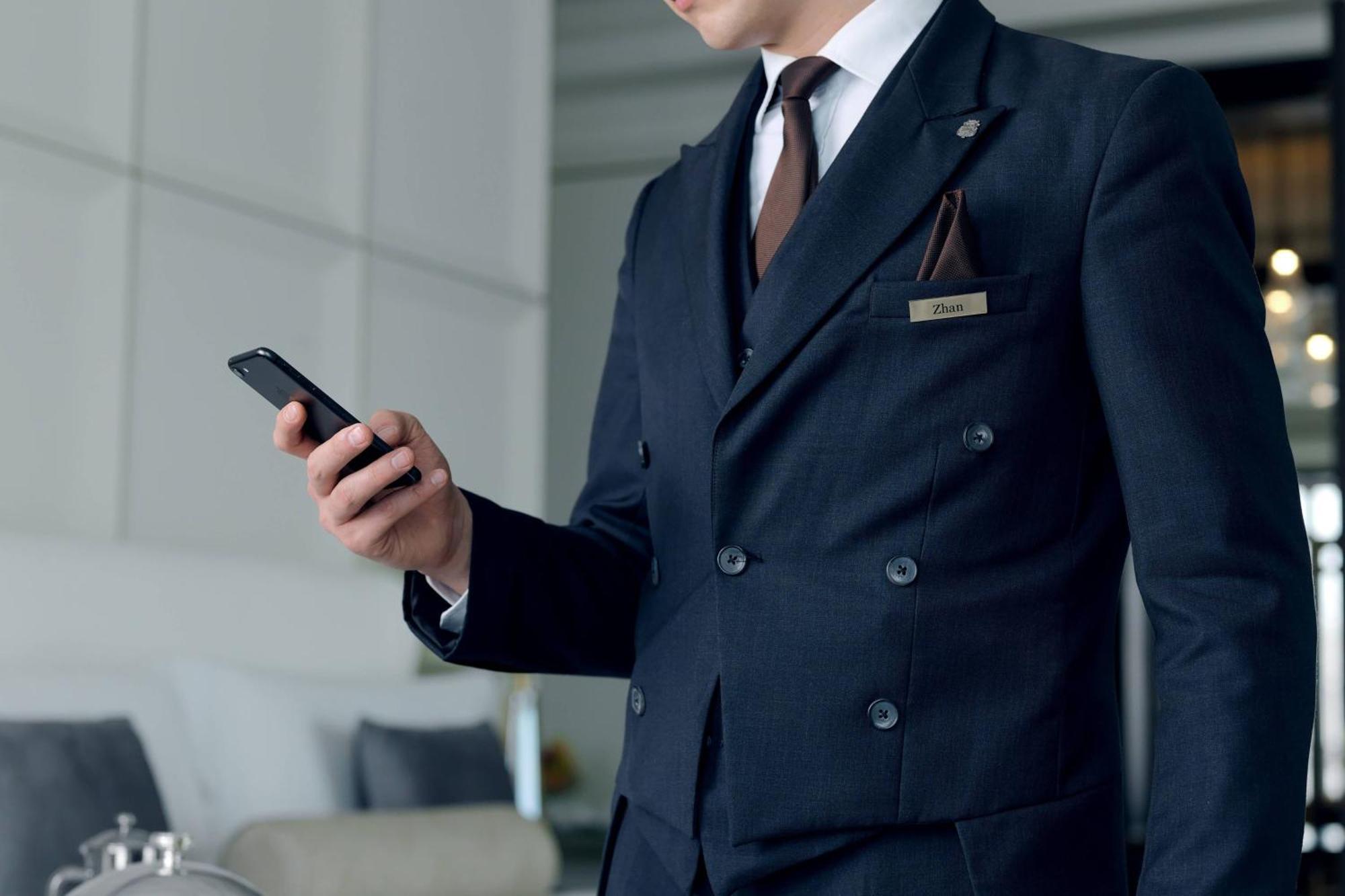 The St. Regis Astana Hotel Luaran gambar A concierge