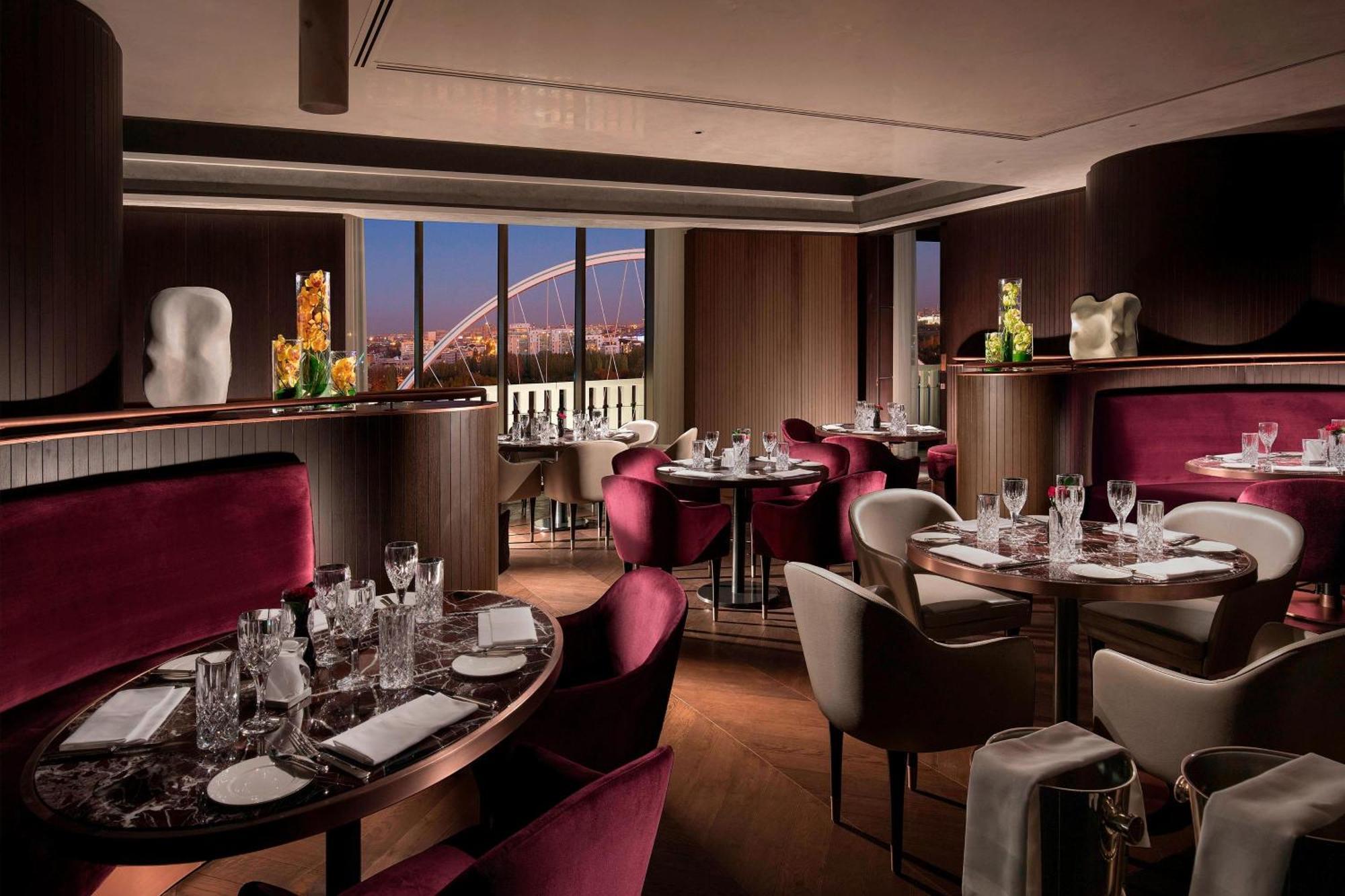 The St. Regis Astana Hotel Luaran gambar The interior of the restaurant