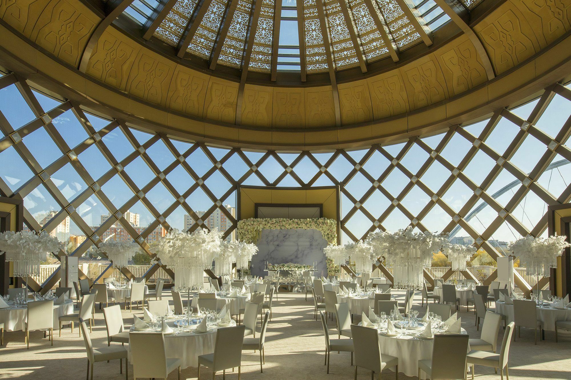 The St. Regis Astana Hotel Luaran gambar The interior of the restaurant