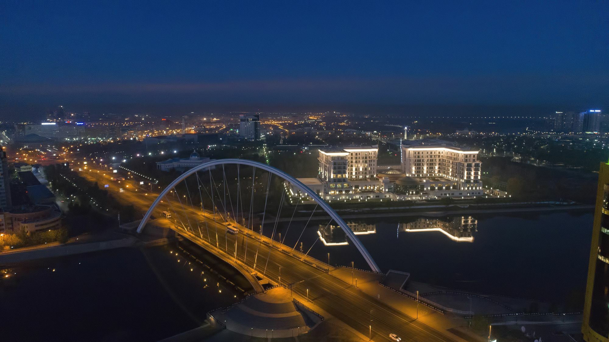 The St. Regis Astana Hotel Luaran gambar The bridge at night